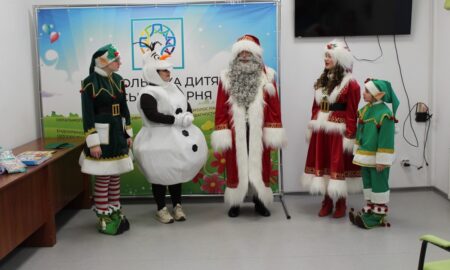 У Нікополі актори театру «Казка» подарували пацієнтам дитячої лікарні новорічну виставу (фото)