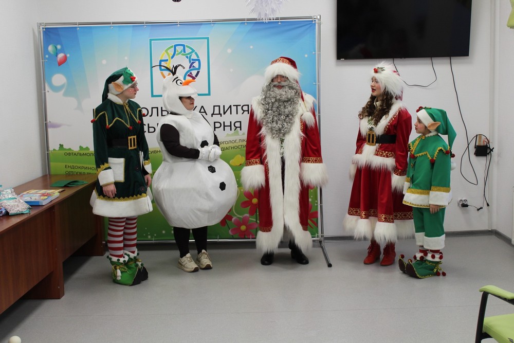 У Нікополі актори театру «Казка» подарували пацієнтам дитячої лікарні новорічну виставу (фото)