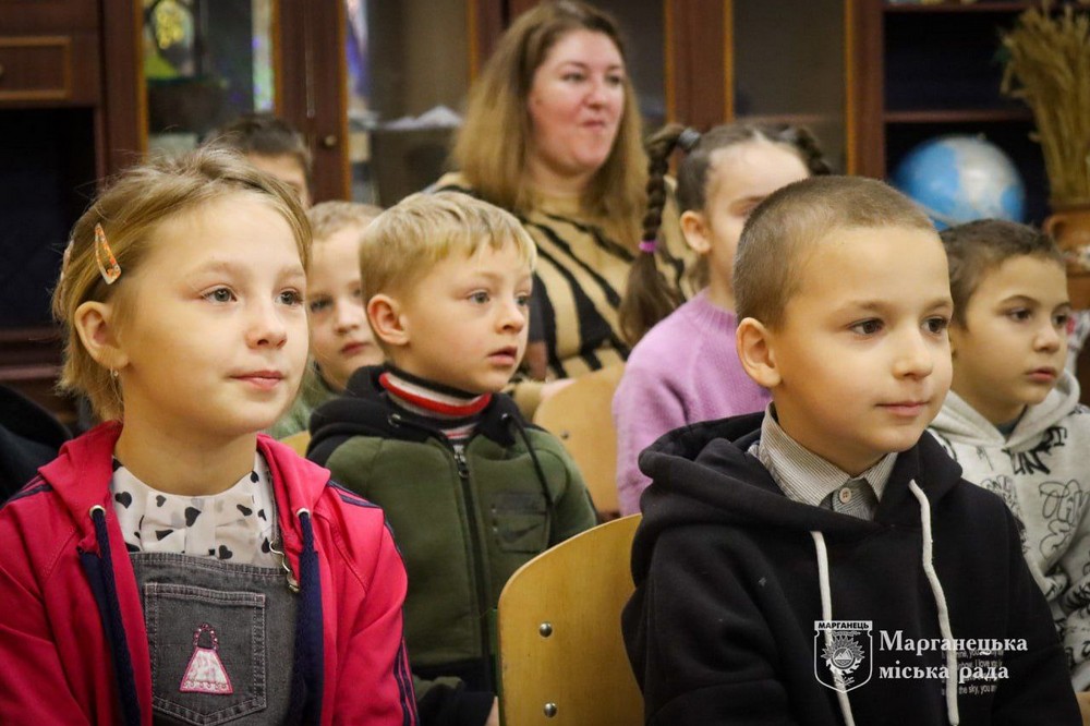 Дітям Марганця сьогодні почали видавати солодкі