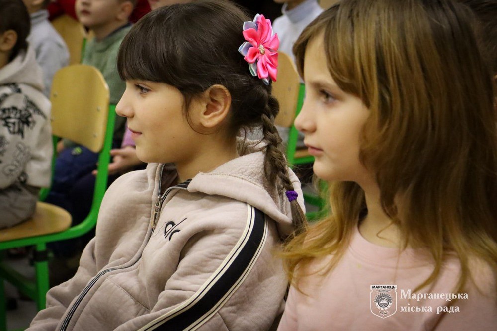 Дітям Марганця сьогодні почали видавати солодкі 2