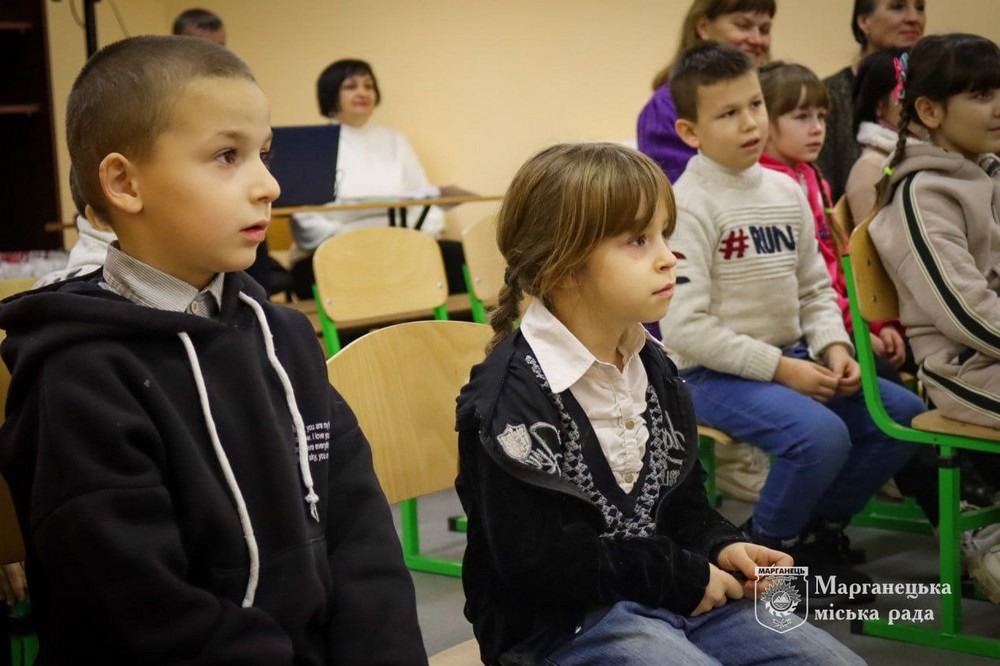 Дітям Марганця сьогодні почали видавати солодкі 3