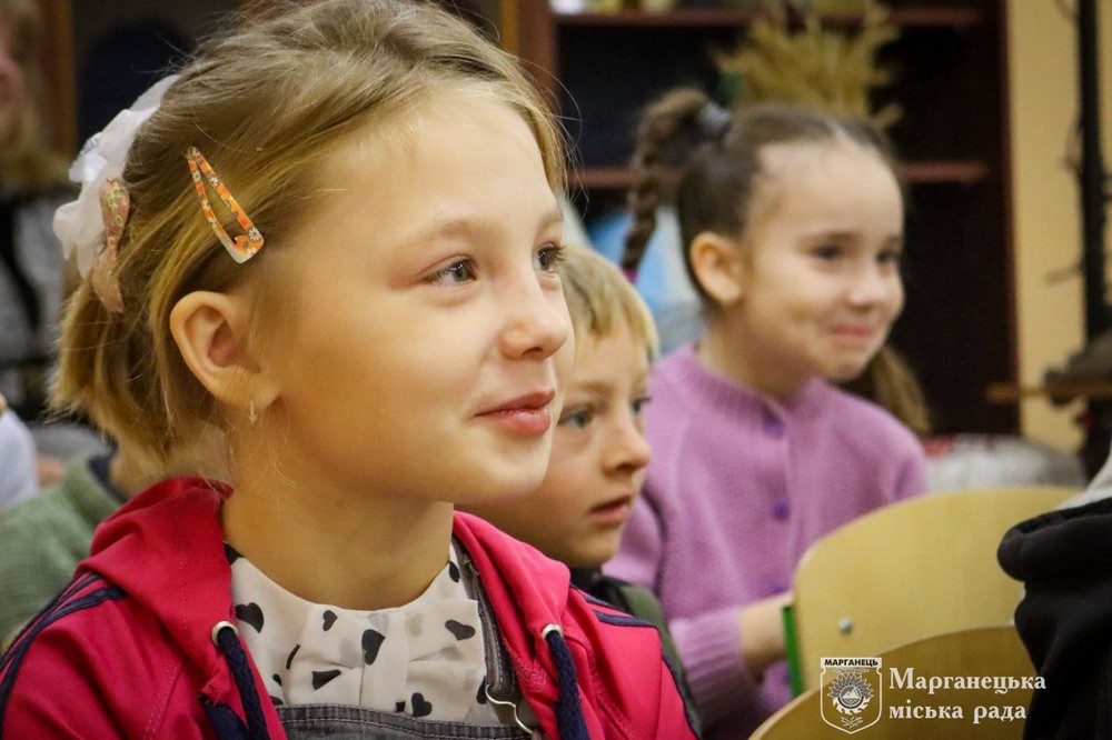 Дітям Марганця сьогодні почали видавати солодкі 4