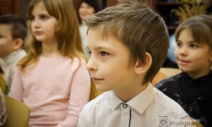 Дітям Марганця сьогодні почали видавати солодкі 5