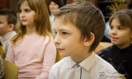 Дітям Марганця сьогодні почали видавати солодкі 5