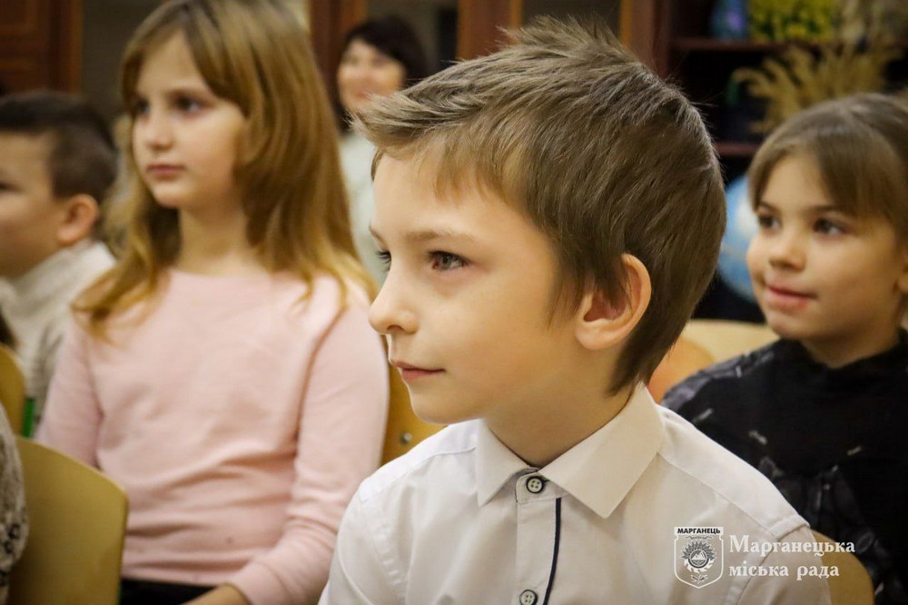 Дітям Марганця сьогодні почали видавати солодкі 5