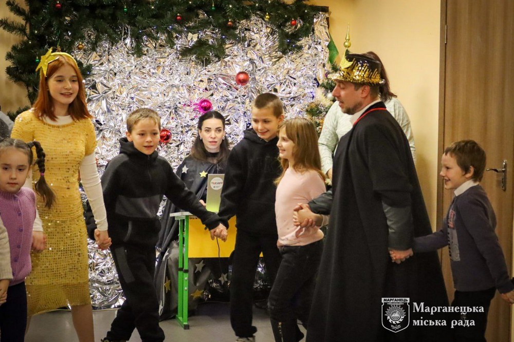 Дітям Марганця сьогодні почали видавати солодкі 6