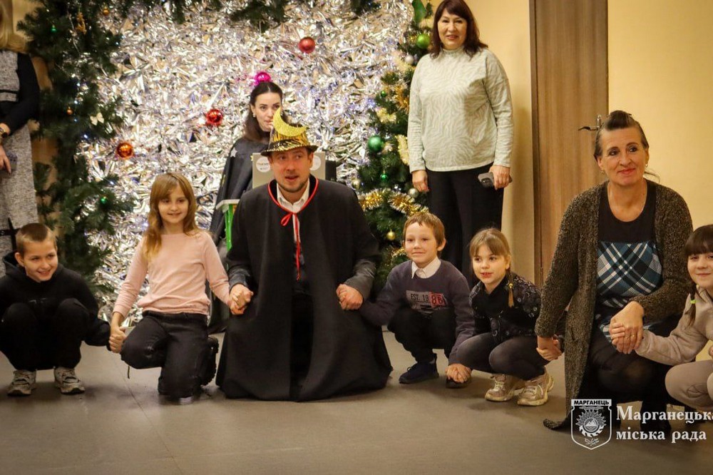 Дітям Марганця сьогодні почали видавати солодкі 7