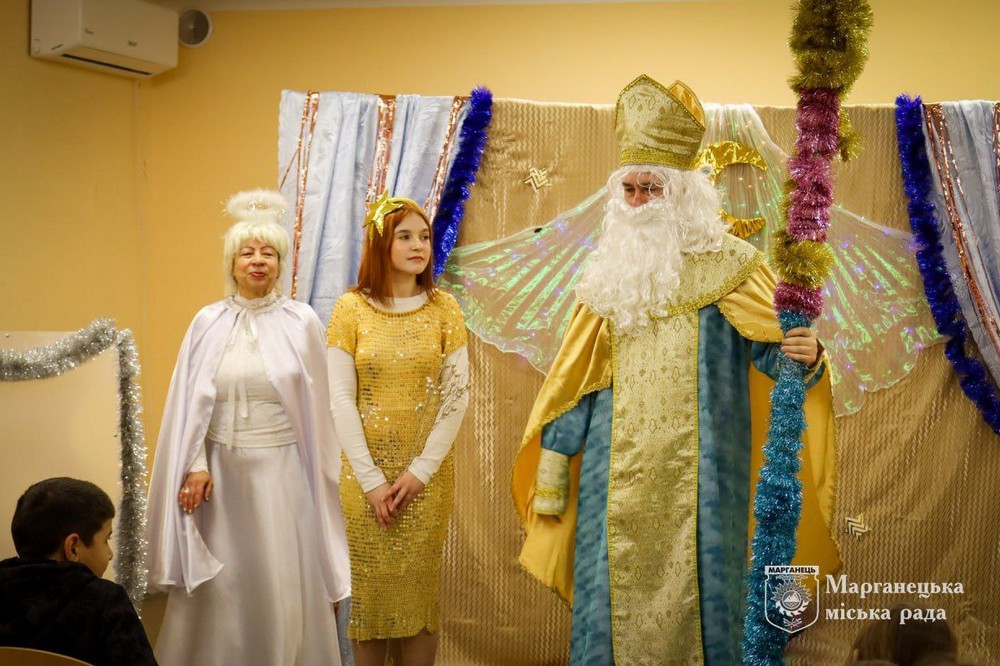 Дітям Марганця сьогодні почали видавати солодкі 8