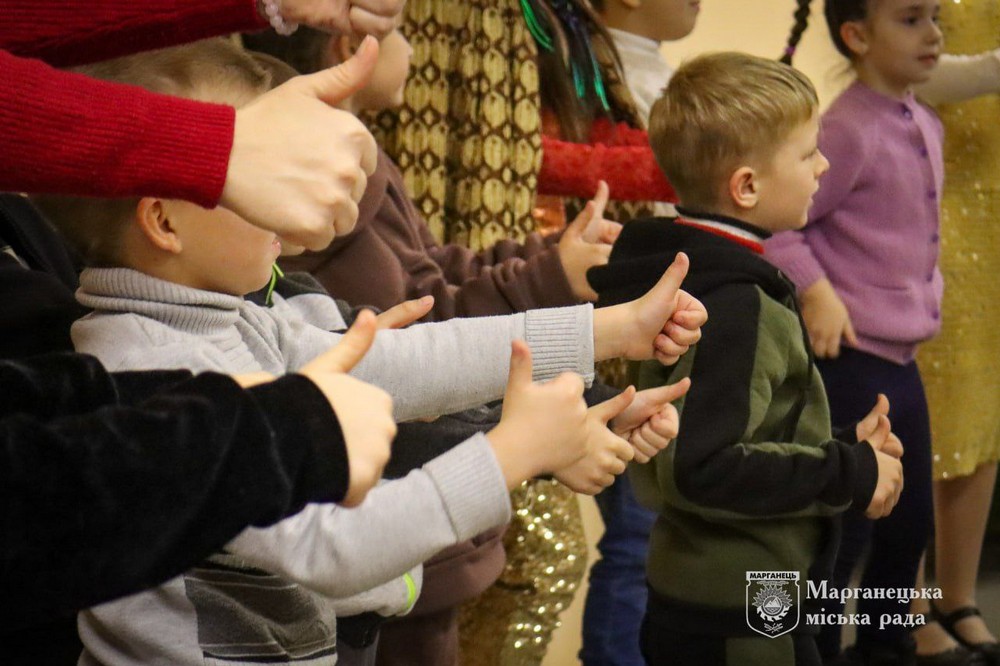 Дітям Марганця сьогодні почали видавати солодкі 9