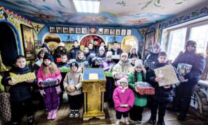Діти прифронтового Нікополя отримали різдвяні подарунки від благодійників (фото)