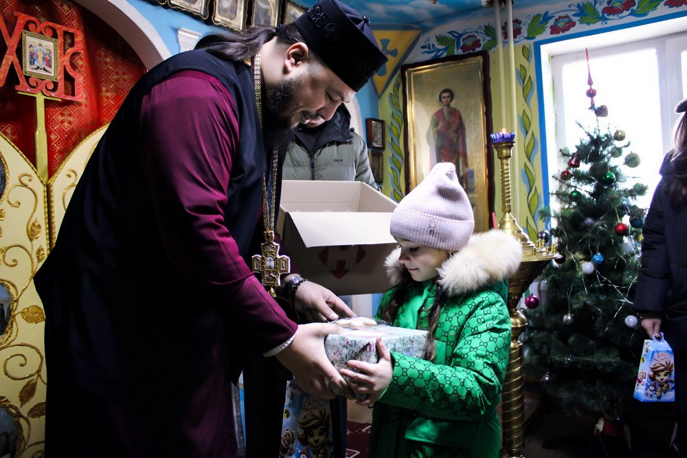 Діти прифронтового Нікополя отримали різдвяні подарунки від благодійників (фото) 2 Діти прифронтового Нікополя отримали різдвяні подарунки від благодійників (фото) 2