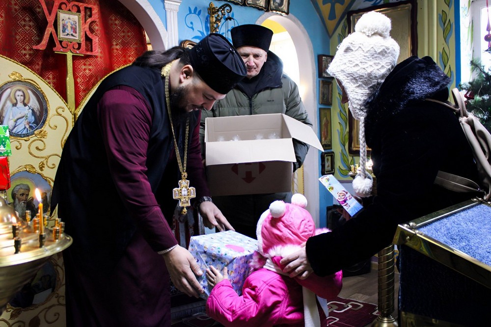 Діти прифронтового Нікополя отримали різдвяні подарунки від благодійників (фото) 4 Діти прифронтового Нікополя отримали різдвяні подарунки від благодійників (фото) 4