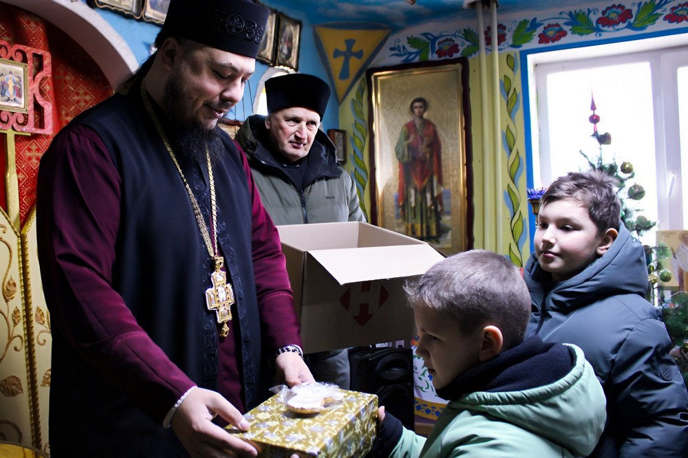 Діти прифронтового Нікополя отримали різдвяні подарунки від благодійників (фото) 5 Діти прифронтового Нікополя отримали різдвяні подарунки від благодійників (фото) 5