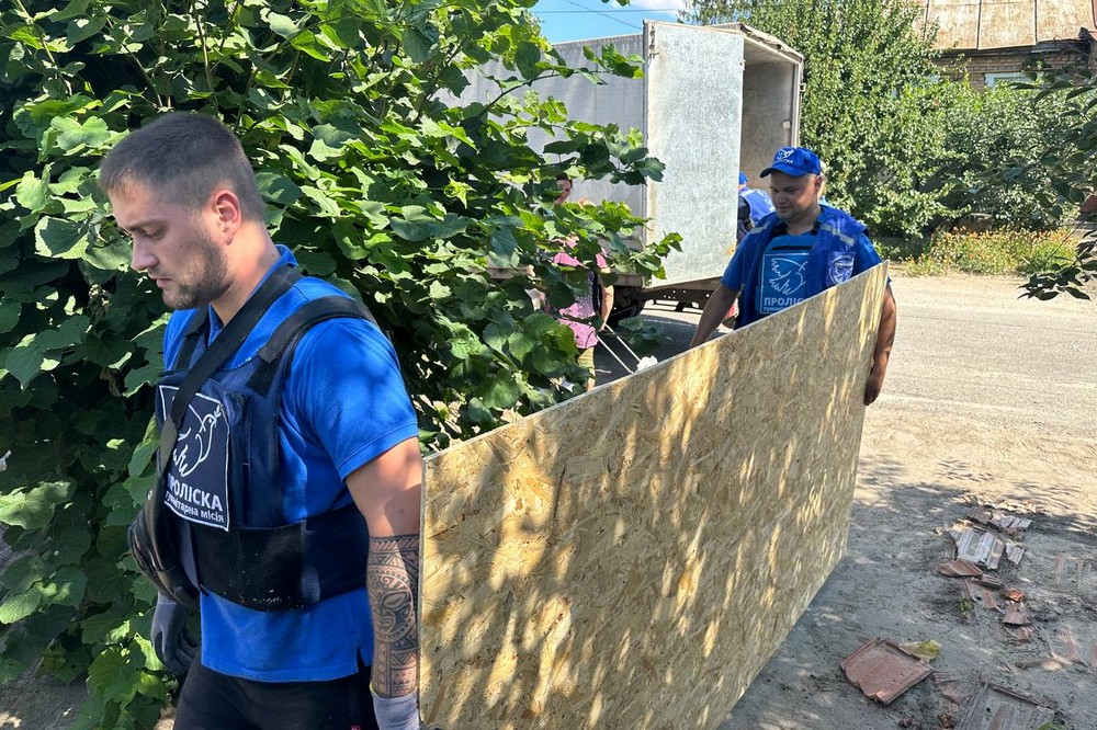 Допомагають жителям Нікополя і району Допомагають жителям Нікополя і району