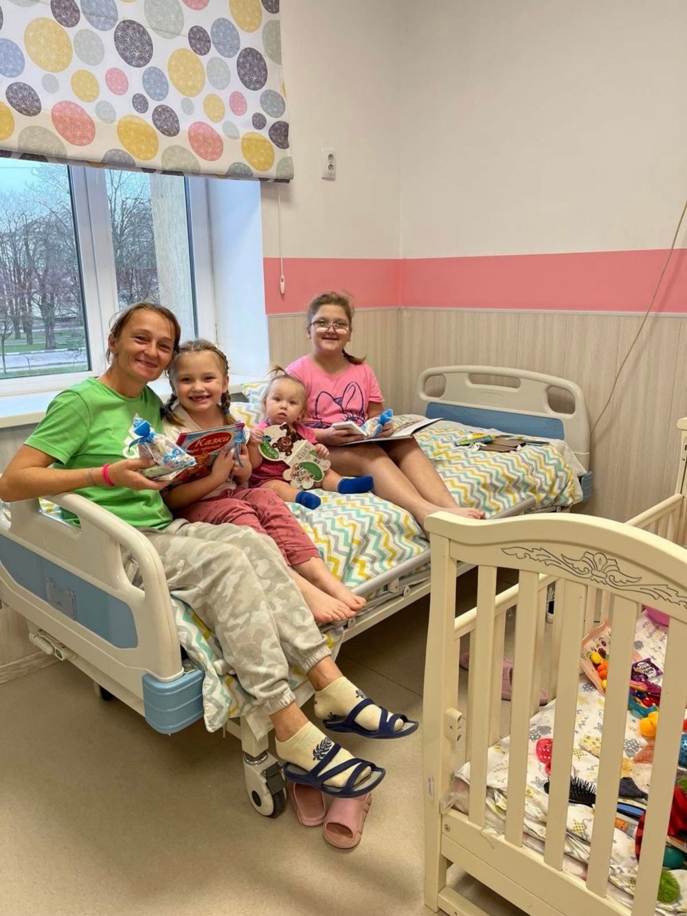 Дитяча лікарня Нікополя отримала майже 500 книжок від благодійників 5 Дитяча лікарня Нікополя отримала майже 500 книжок від благодійників 5