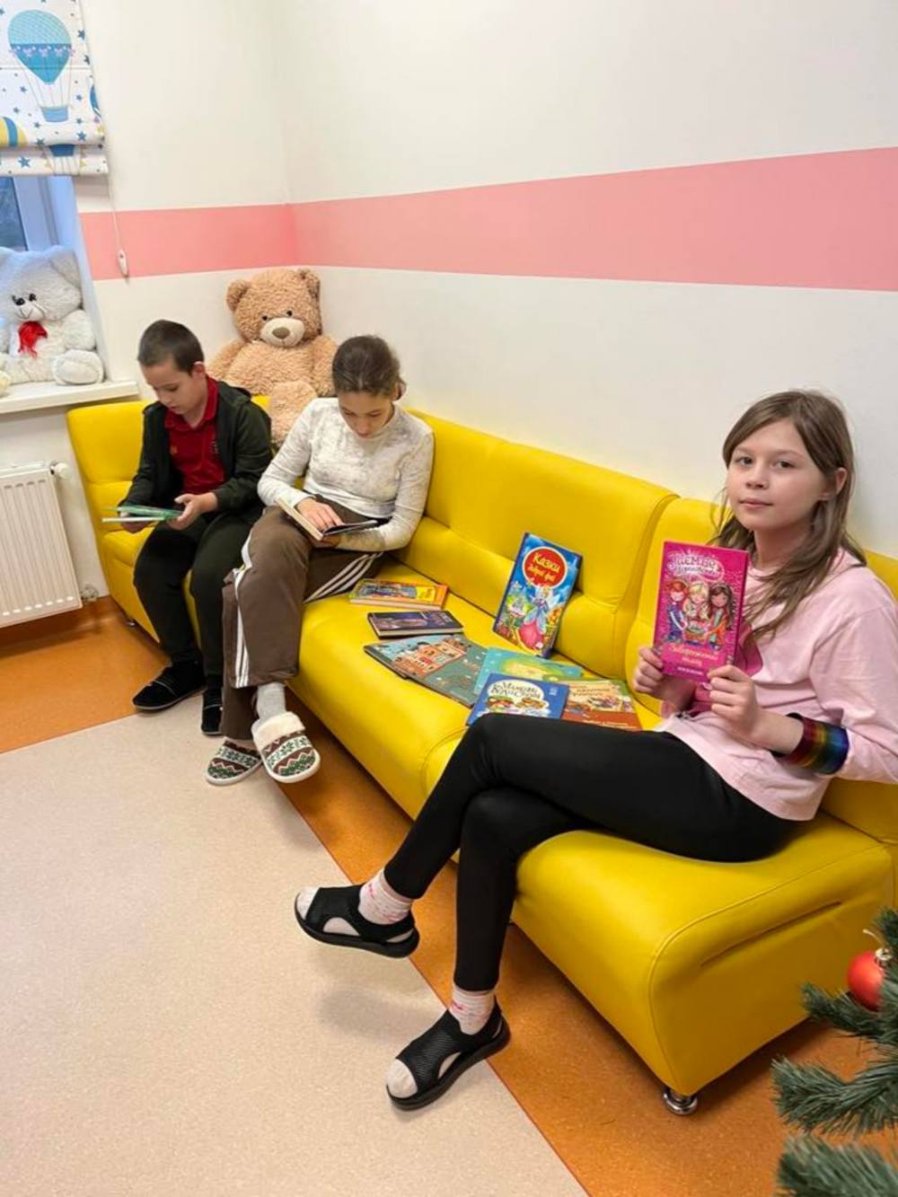 Дитяча лікарня Нікополя отримала майже 500 книжок від благодійників 7 Дитяча лікарня Нікополя отримала майже 500 книжок від благодійників 7