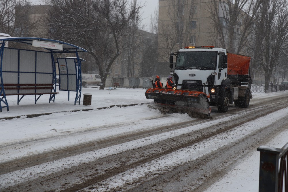 Зима в Покрові додала роботи комунальникам (фото) Зима в Покрові додала роботи комунальникам (фото)