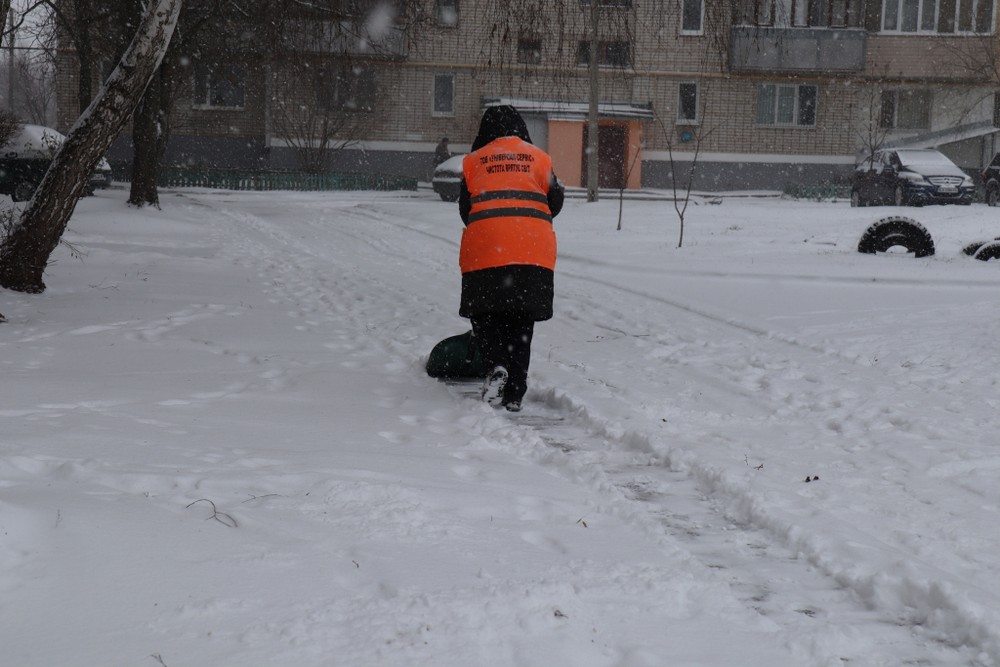 Зима в Покрові додала роботи комунальникам (фото) Зима в Покрові додала роботи комунальникам (фото)