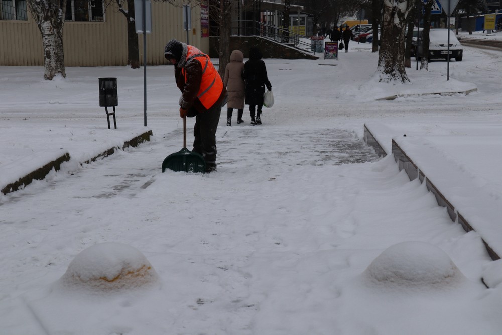 Зима в Покрові додала роботи комунальникам (фото) Зима в Покрові додала роботи комунальникам (фото)