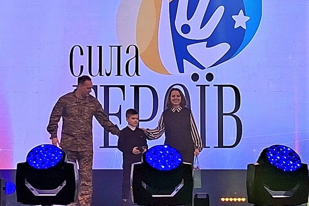 Хлопчик з Нікополя, який допомагає ЗСУ, отримав відзнаку "Сила героїв" (фото) 1 Юний нікополець отримав відзнаку 3