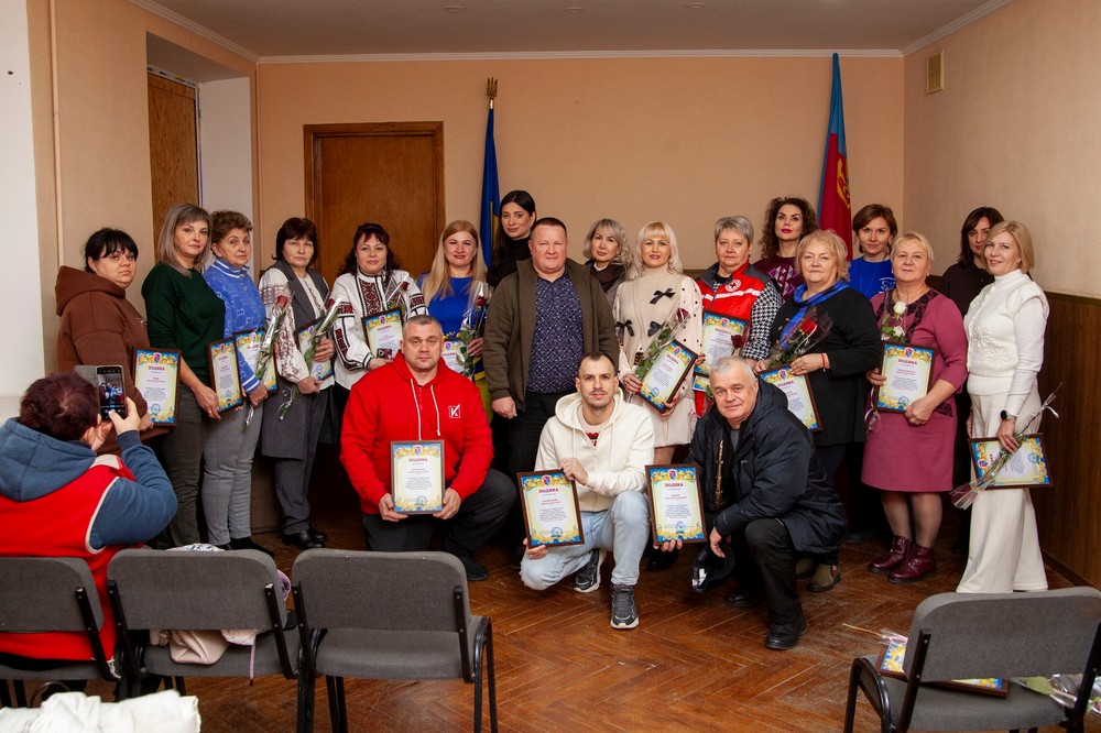 Начальник Нікопольської РВА вручив подяки волонтерам Нікопольщини 4