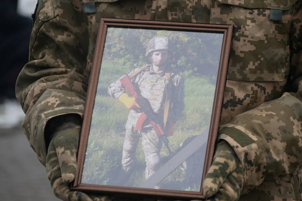 Загинув 1,5 року тому, але тільки зараз повернувся додому «на щиті»: Нікопольщина сьогодні прощається з Героєм (фото) 1 Нікопольщина сьогодні прощається з Героєм (фото)