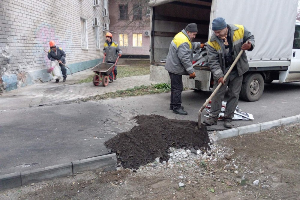 Руйнування у Нікополі внаслідок обстрілів: на вулицях працюють комунальники, вони виконують й інші роботи (фото)