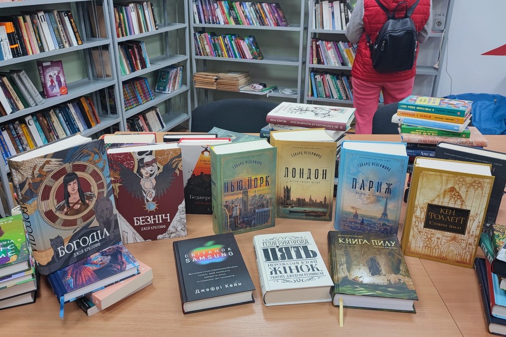 Центральній бібліотеці Нікополя подарували близько 50 примірників нової сучасної літератури (фото) 1 Центральній бібліотеці Нікополя 2