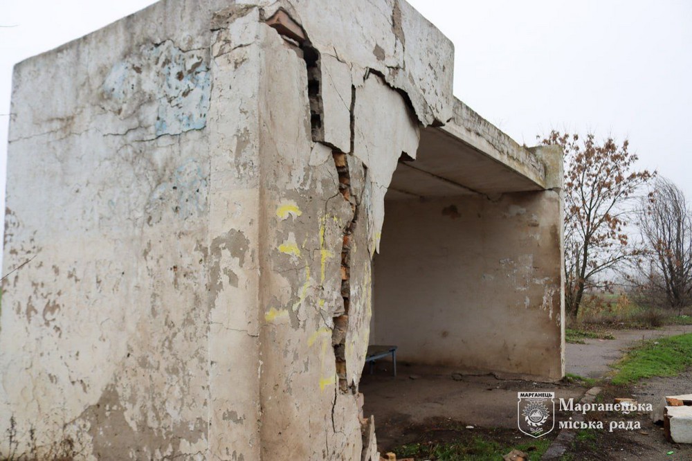 У Марганецькій громаді пошкоджено зупинку