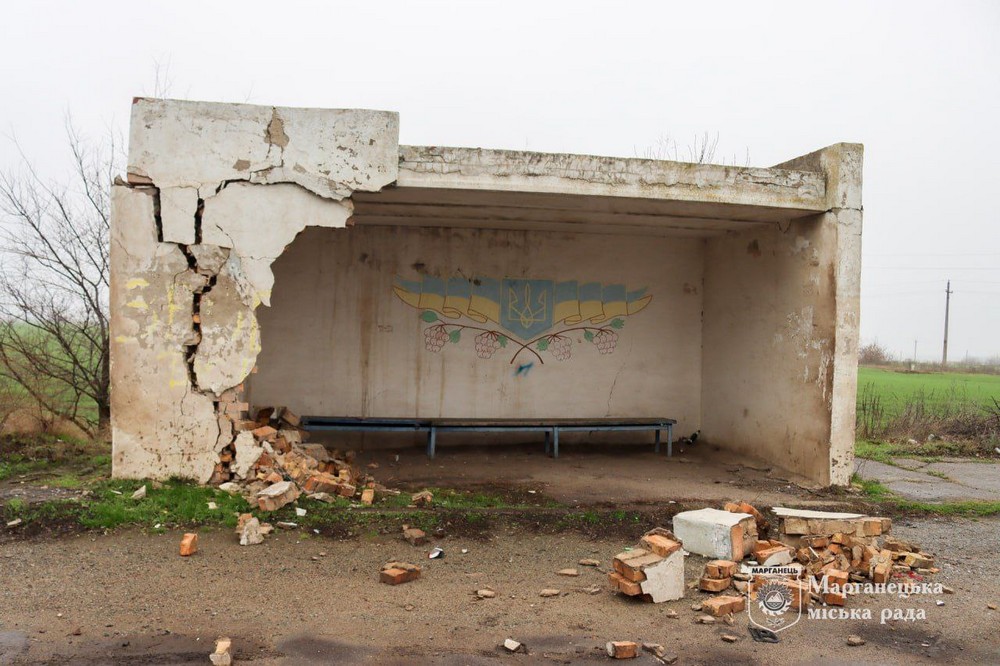 У Марганецькій громаді пошкоджено зупинку 2