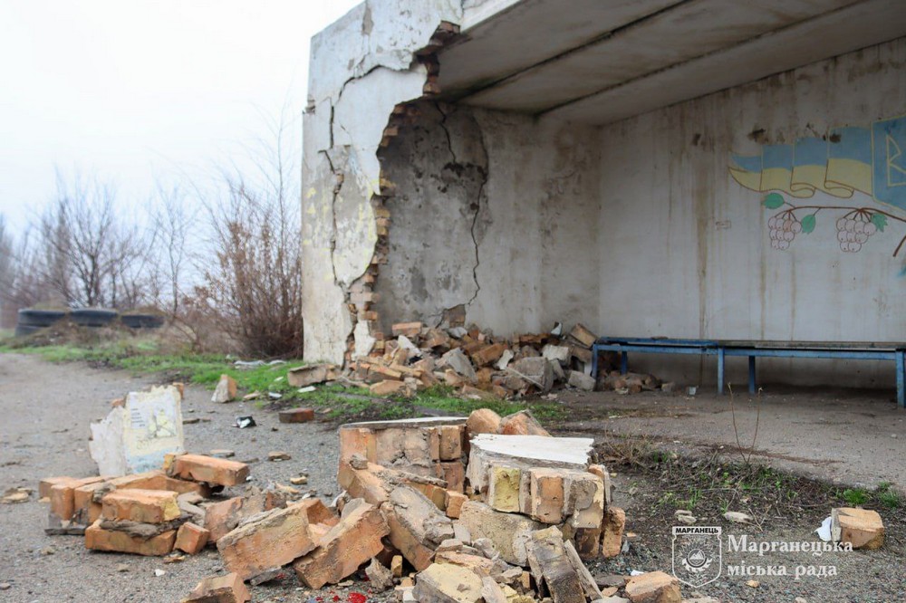 У Марганецькій громаді пошкоджено зупинку 3