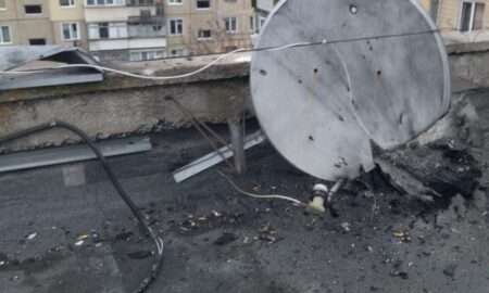 У Нікополі побито багатоповерхівку, виникла пожежа, є руйнування у районі, під ударом також були Криворіжжя і Синельниківщина (фото)