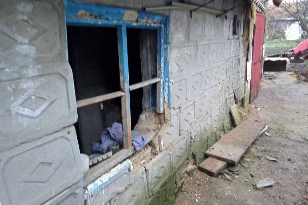 У Нікополі поранено жінку, побито багатоповерхівки, магазин, під обстрілами були також район і Криворіжжя (фото) 3 У Нікополі поранено жінку, побито багатоповерхівки, магазин, під обстрілами були також район і Криворіжжя (фото) 3