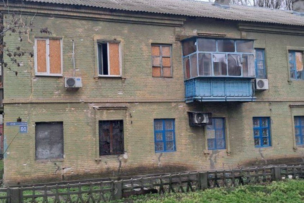 У Нікополі поранено жінку, побито багатоповерхівки, магазин, під обстрілами були також район і Криворіжжя (фото) 7 У Нікополі поранено жінку, побито багатоповерхівки, магазин, під обстрілами були також район і Криворіжжя (фото) 7