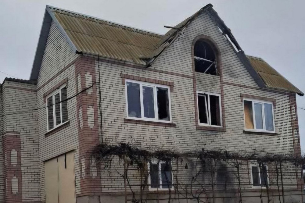 У Нікополі сьогодні двоє поранених, пошкоджені будинки та автомобілі, ворог атакував і район (фото) 2 У Нікополі сьогодні двоє поранених, пошкоджені будинки та автомобілі, ворог атакував і район (фото) 2