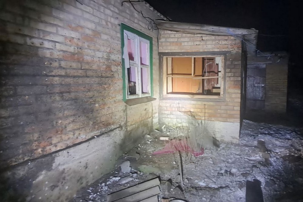 У Нікополі сьогодні двоє поранених, пошкоджені будинки та автомобілі, ворог атакував і район (фото) 3 У Нікополі сьогодні двоє поранених, пошкоджені будинки та автомобілі, ворог атакував і район (фото) 3