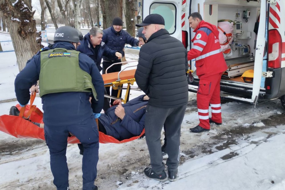 У Нікополі сьогодні двоє поранених, пошкоджені будинки та автомобілі, ворог атакував і район (фото) 4 У Нікополі сьогодні двоє поранених, пошкоджені будинки та автомобілі, ворог атакував і район (фото) 4