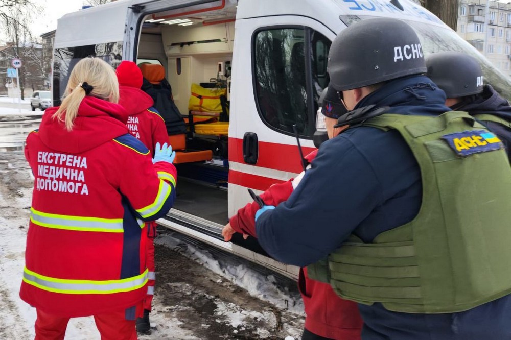 У Нікополі сьогодні двоє поранених, пошкоджені будинки та автомобілі, ворог атакував і район (фото) 6 У Нікополі сьогодні двоє поранених, пошкоджені будинки та автомобілі, ворог атакував і район (фото) 6