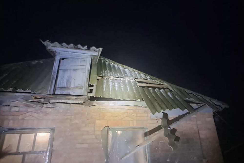 У Нікополі сьогодні двоє поранених, пошкоджені будинки та автомобілі, ворог атакував і район (фото) 7 У Нікополі сьогодні двоє поранених, пошкоджені будинки та автомобілі, ворог атакував і район (фото) 7