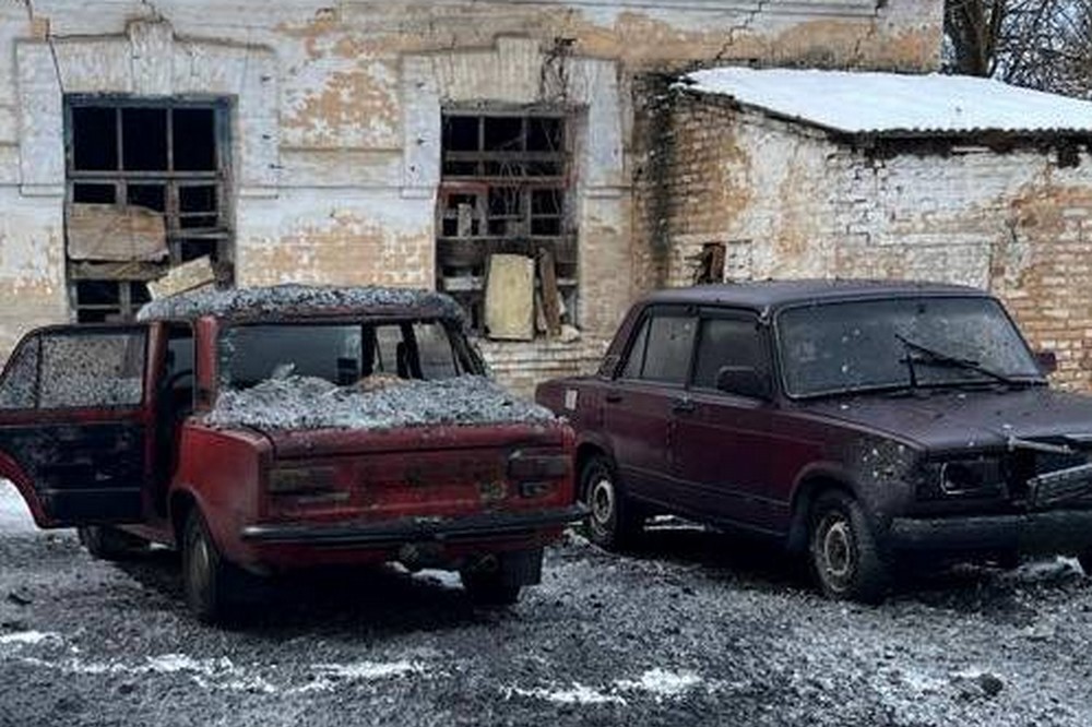 У Нікополі сьогодні двоє поранених, пошкоджені будинки та автомобілі, ворог атакував і район (фото) 8 У Нікополі сьогодні двоє поранених, пошкоджені будинки та автомобілі, ворог атакував і район (фото) 8