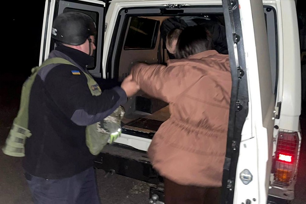 У Нікополі двоє поранених, пошкоджені будинки і авто, ворог гатив по Синельниківщині та Павлоградському району (фото) 1 уНікополі 7