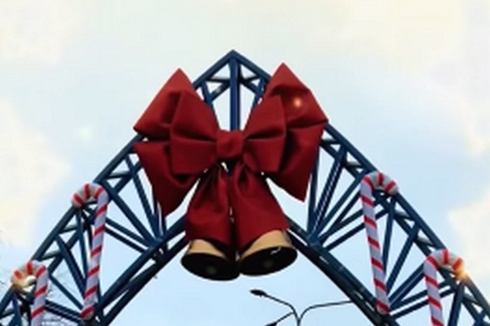 Казкові герої, декорації, фотозони: у Томаківці прикрасили парк до новорічних свят (відео) 1 У Томаківці