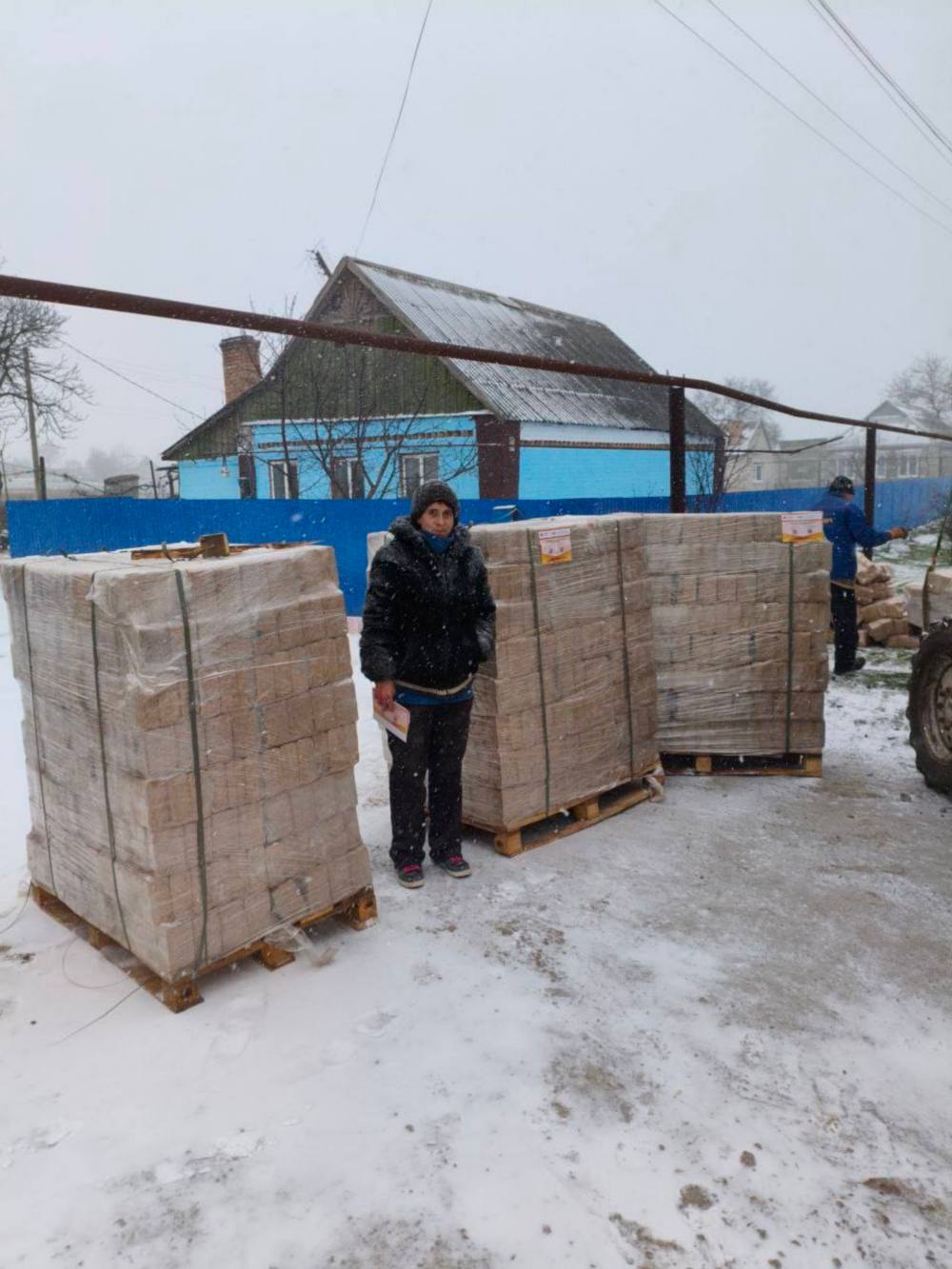  У селах Томаківської громади починається видача паливних брикетів 6