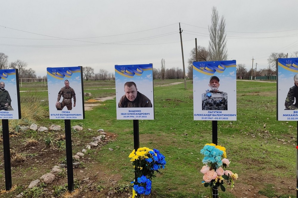 У селі на Нікопольщині відкрили Алею слави полеглих Захисників (фото) 2 У селі на Нікопольщині відкрили Алею слави полеглих Захисників