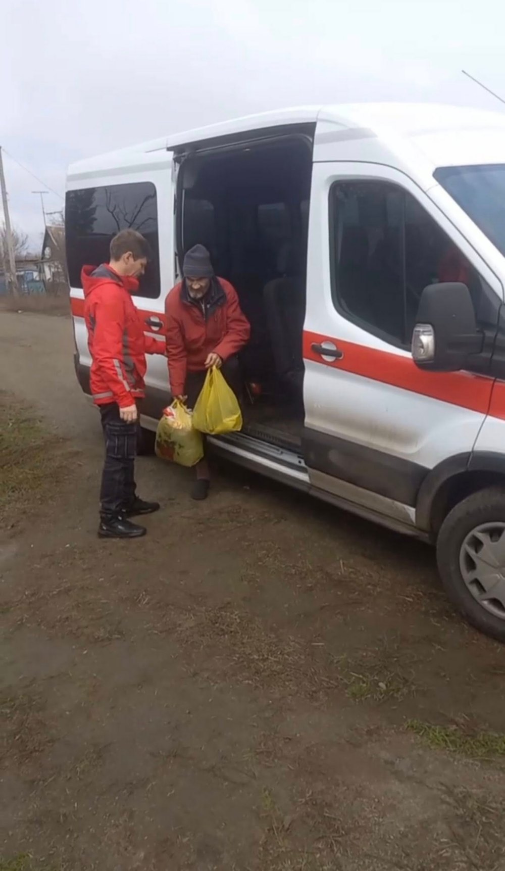 Волонтери Червоного хреста Нікополя транспортували людину з лікарні