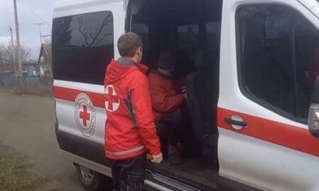 Волонтери Червоного хреста Нікополя транспортували людину з лікарні 2