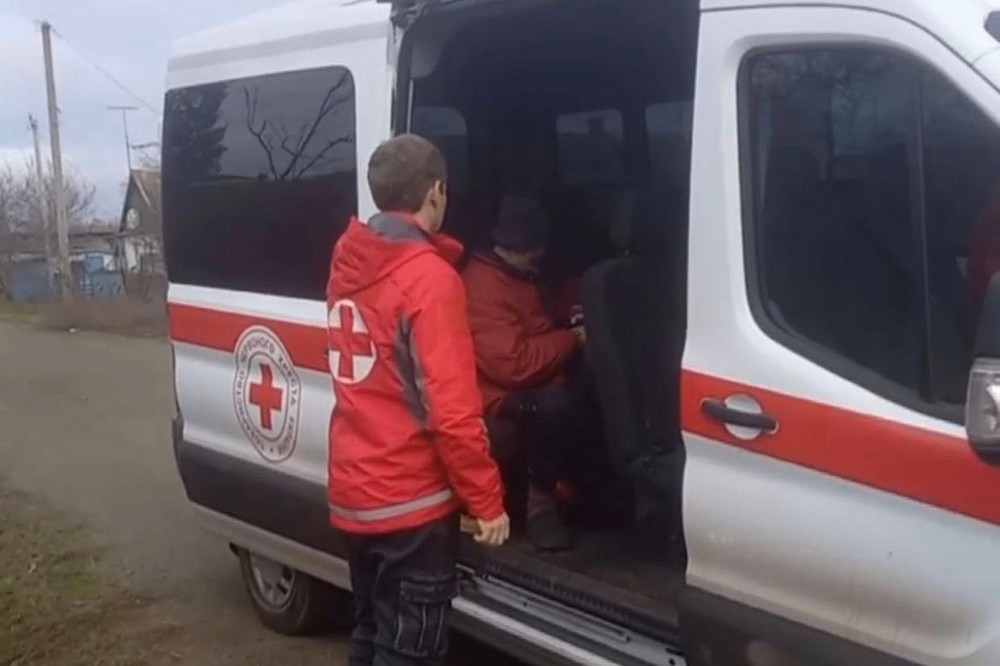 Волонтери Червоного хреста Нікополя транспортували людину з лікарні 2