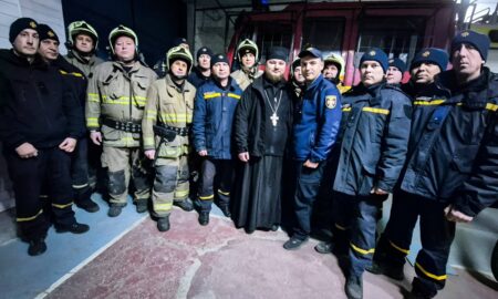 З різдвяним візитом до рятувальників Нікополя завітали священники ПЦУ (фото)