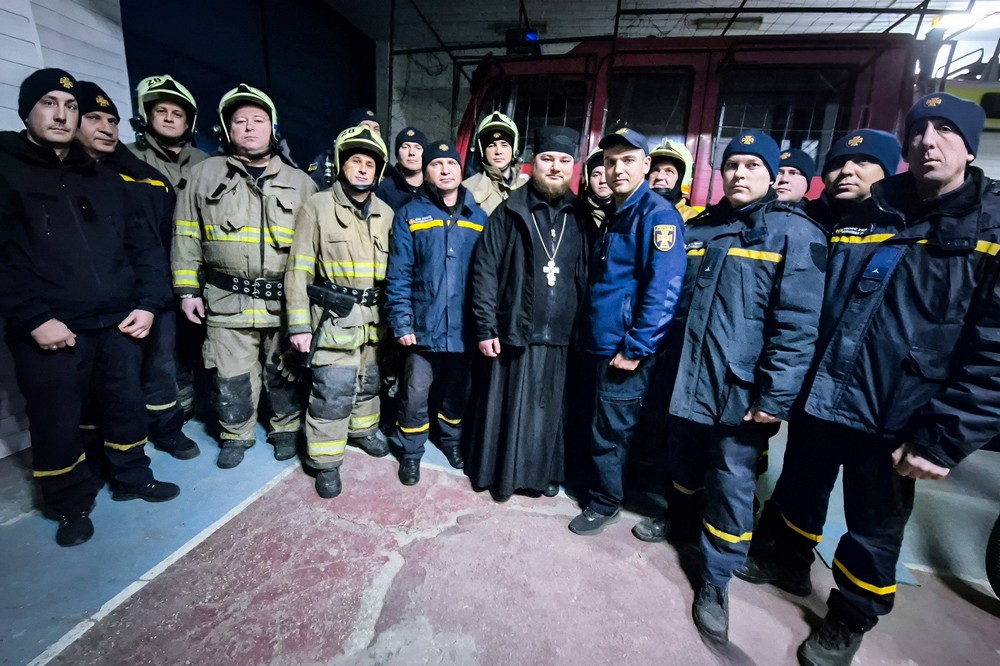 З різдвяним візитом до рятувальників Нікополя завітали священники ПЦУ (фото)