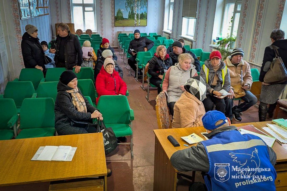 Жителі Марганецької громади сьогодні отримали допомогу від Жителі Марганецької громади сьогодні отримали допомогу від